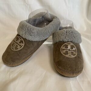 Tory Burch Coley Slippers Brn,suede,
metallic logo medallion,shearling lining,7